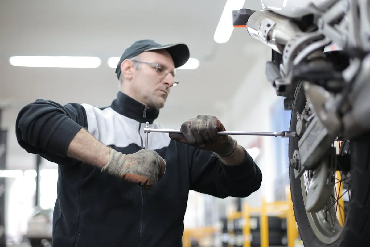 12 SMS templates for bike shops — drop-off estimates, mid-job cascade diagnosis, e-bike triage, seasonal tune-ups, picku...