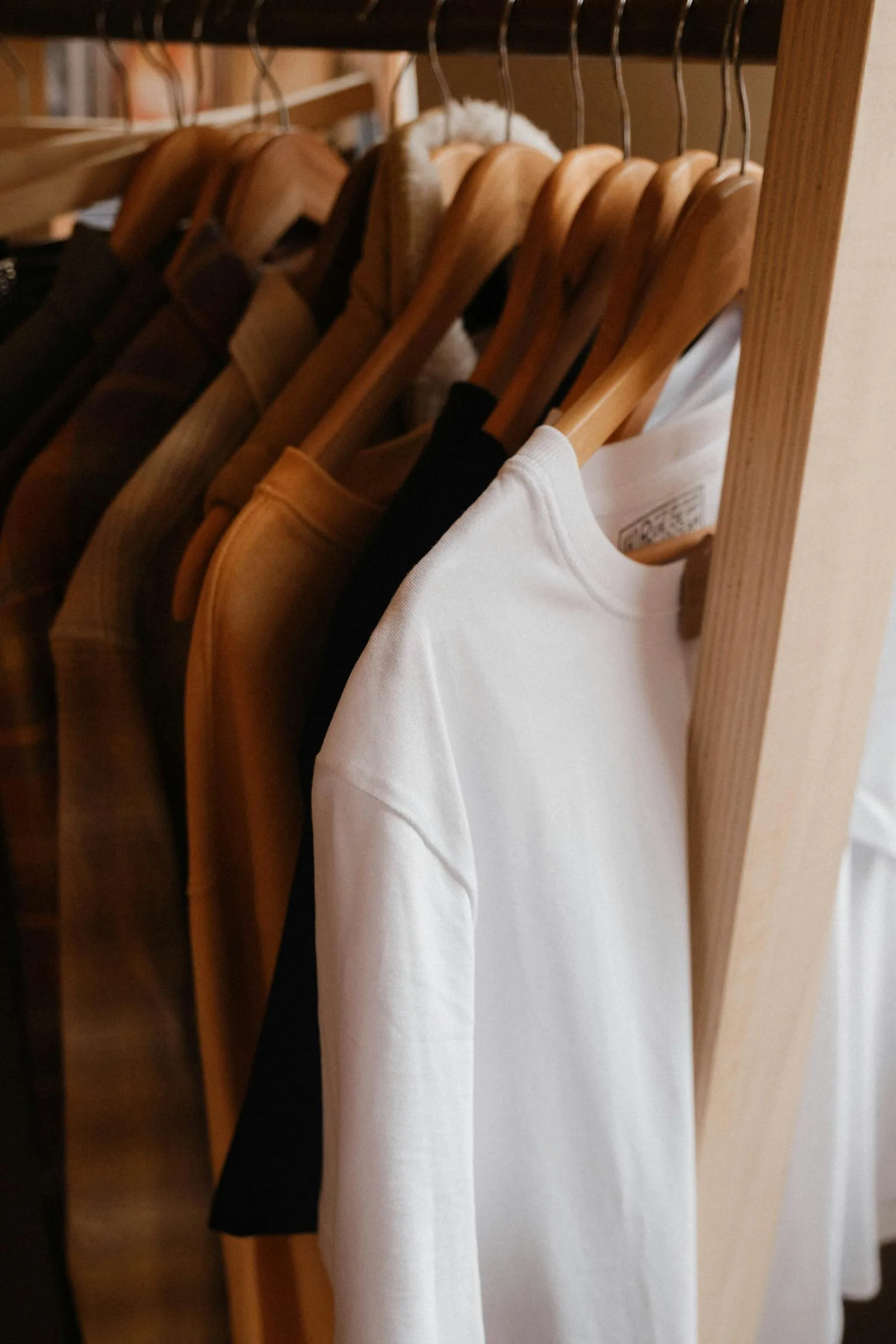 12 copy-paste SMS templates for dry cleaners — pickup-ready, late orders, wedding gowns, abandoned items. Sourced from w...